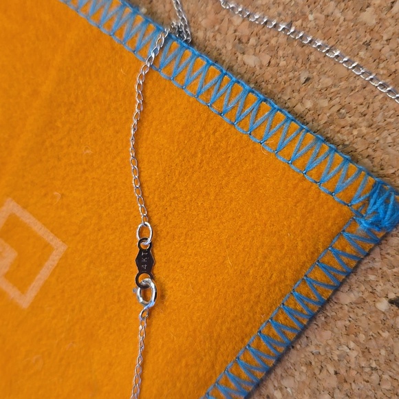 14KT white gold necklace with an oval opal and 8 diamonds - Picture 3 of 4